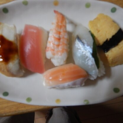 前の晩に家族にほとんどお寿司を食べられてしまったのでレトルトご飯とスーパーの寿司ネタで。10貫でした♡
